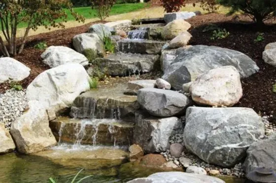cascata da giardino realizzata da Rocks Design