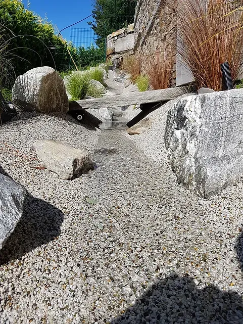 cascata da giardino realizzata da Rocks Design