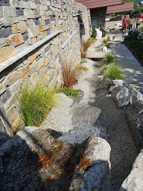cascata da giardino realizzata da Rocks Design