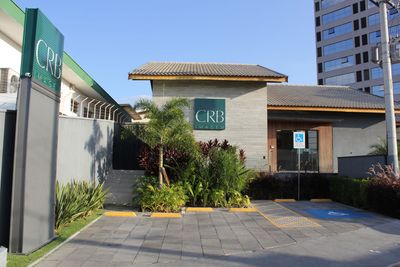 Prédio com placa 