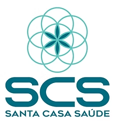 Logotipo da Santa Casa Saúde com um desenho floral em tons de verde-azulado acima das letras