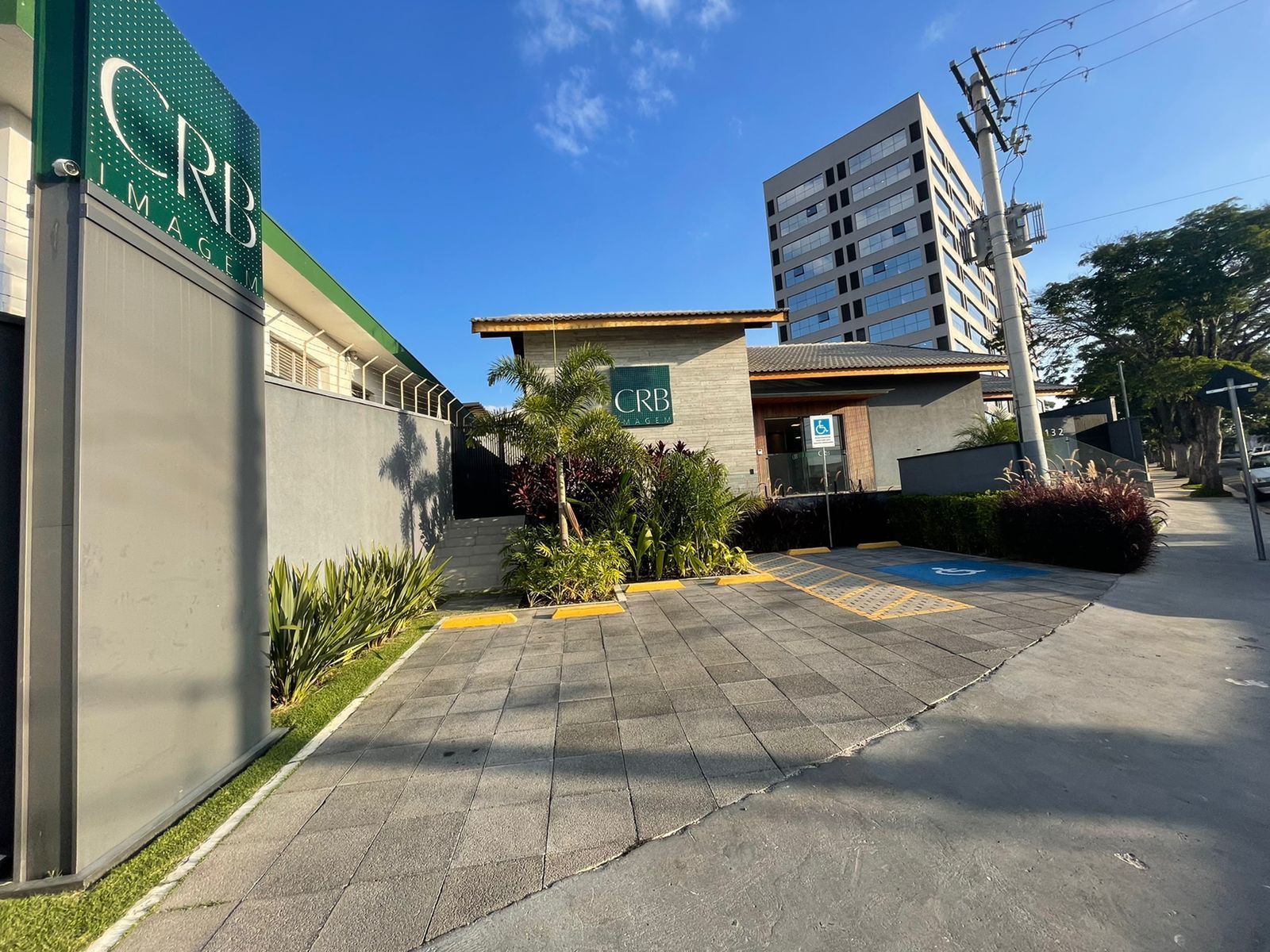 Vista externa de um prédio comercial com sinalização. 