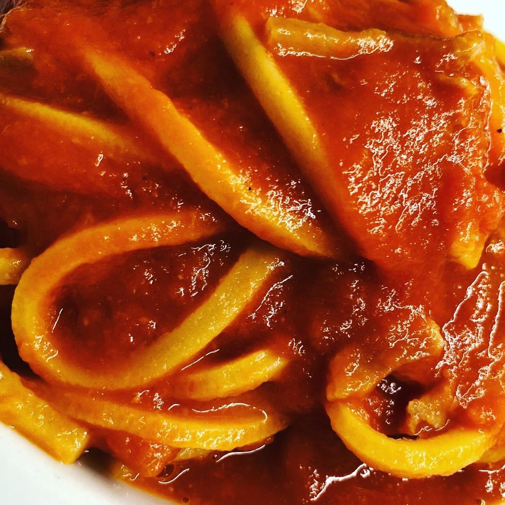 Due piatti di spaghetti al sugo di pomodoro su piatti decorati con motivi blu e bianchi.
