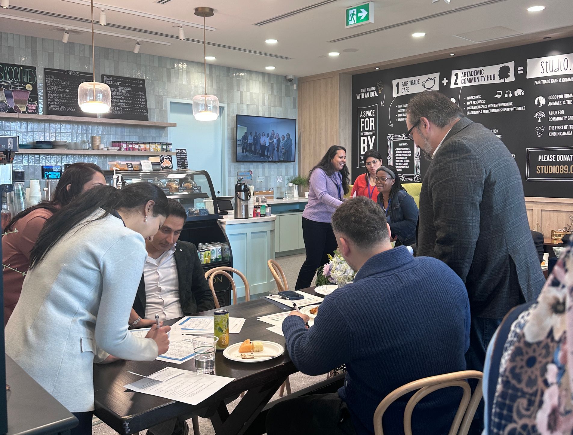 A group of people are sitting at a table in a restaurant.