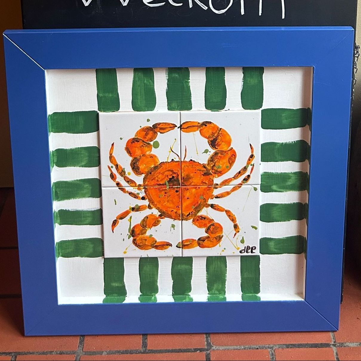 Oranje rode krab met Blauw groen gestreepte lijst. Tegeltableau 2 x2 tegels á 15 x 15 cm. Totale omvang 60 x 60 cm. handbeschilderde tegeltjes afgebakken in oven keukendecoratie wanddecoratie keukendesign interieur kleurrijkwonen. tegeltableaus, tegelkunst, tegeltjekunst, wandtegels, handbeschilderde tegels.
