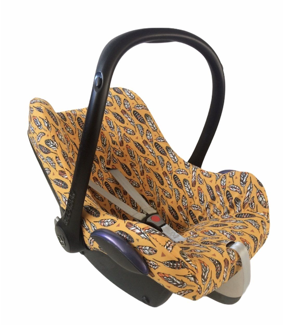 Autostoeltje voor baby's met zwart handvat en oranje patroonstof op een witte achtergrond