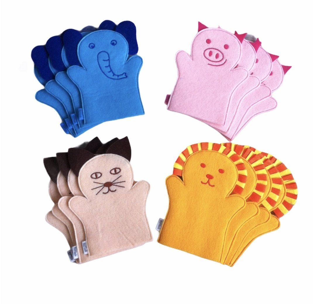 Vier kinderwanten in de vorm van dieren, in de kleuren blauw, roze, zwart en geel, elk met een getekend gezichtje en staartje.