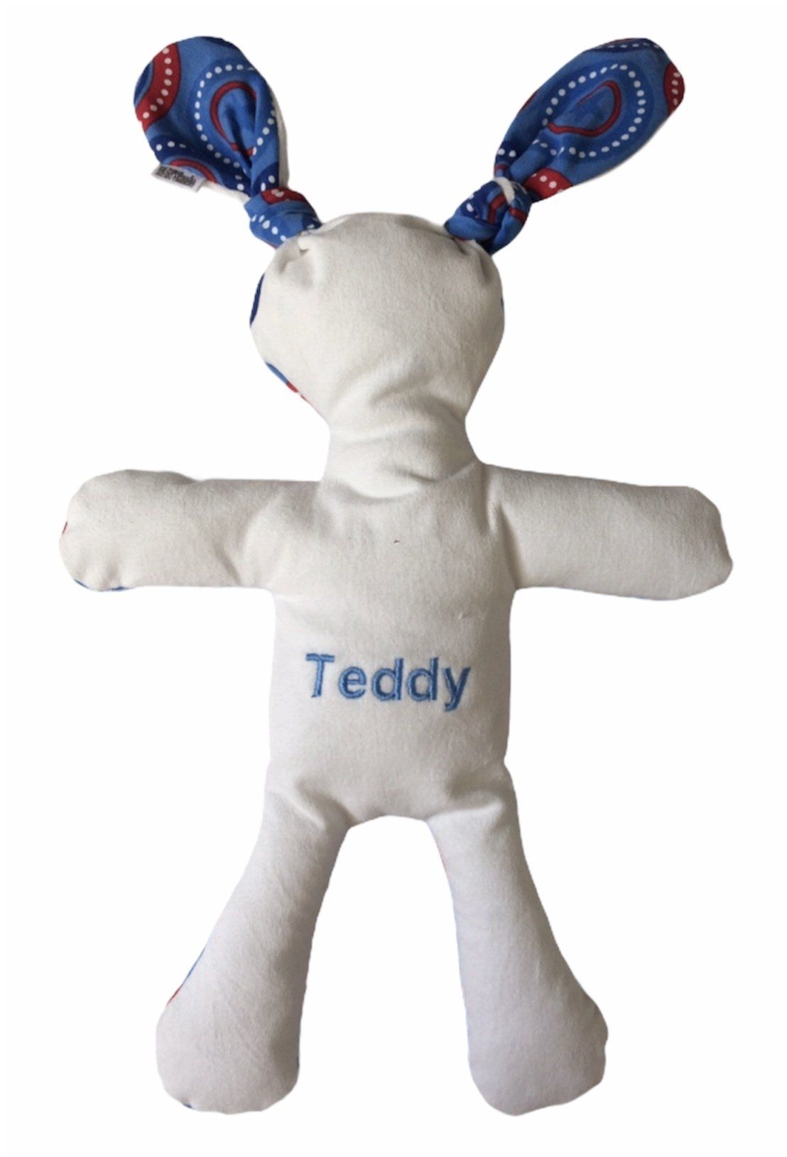 Witte pluche teddybeer met blauw patroon op de oren en het woord 
