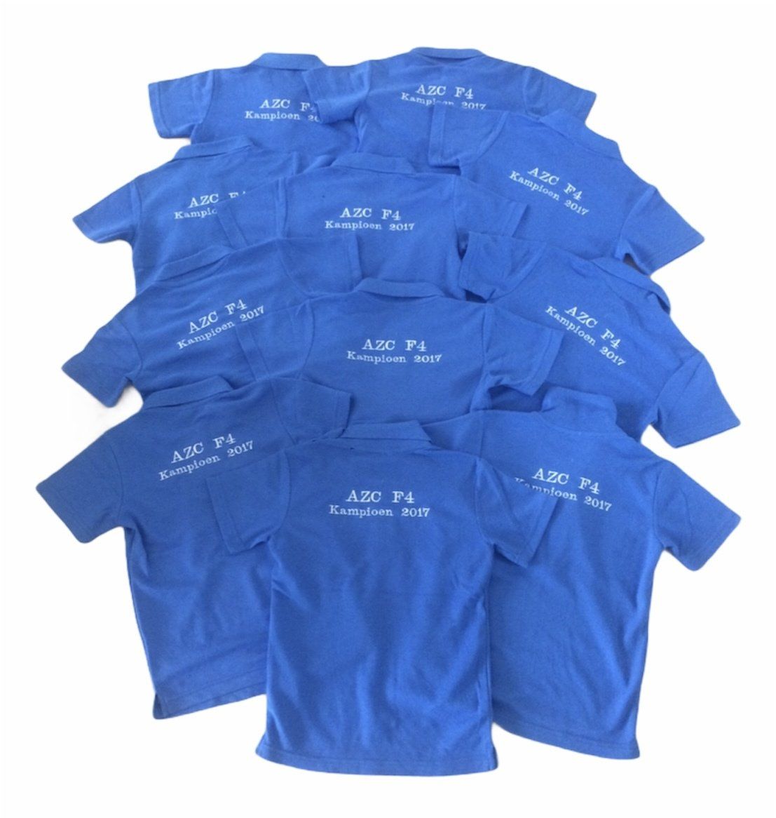 Stapel blauwe T-shirts met witte tekstlogo's erop.