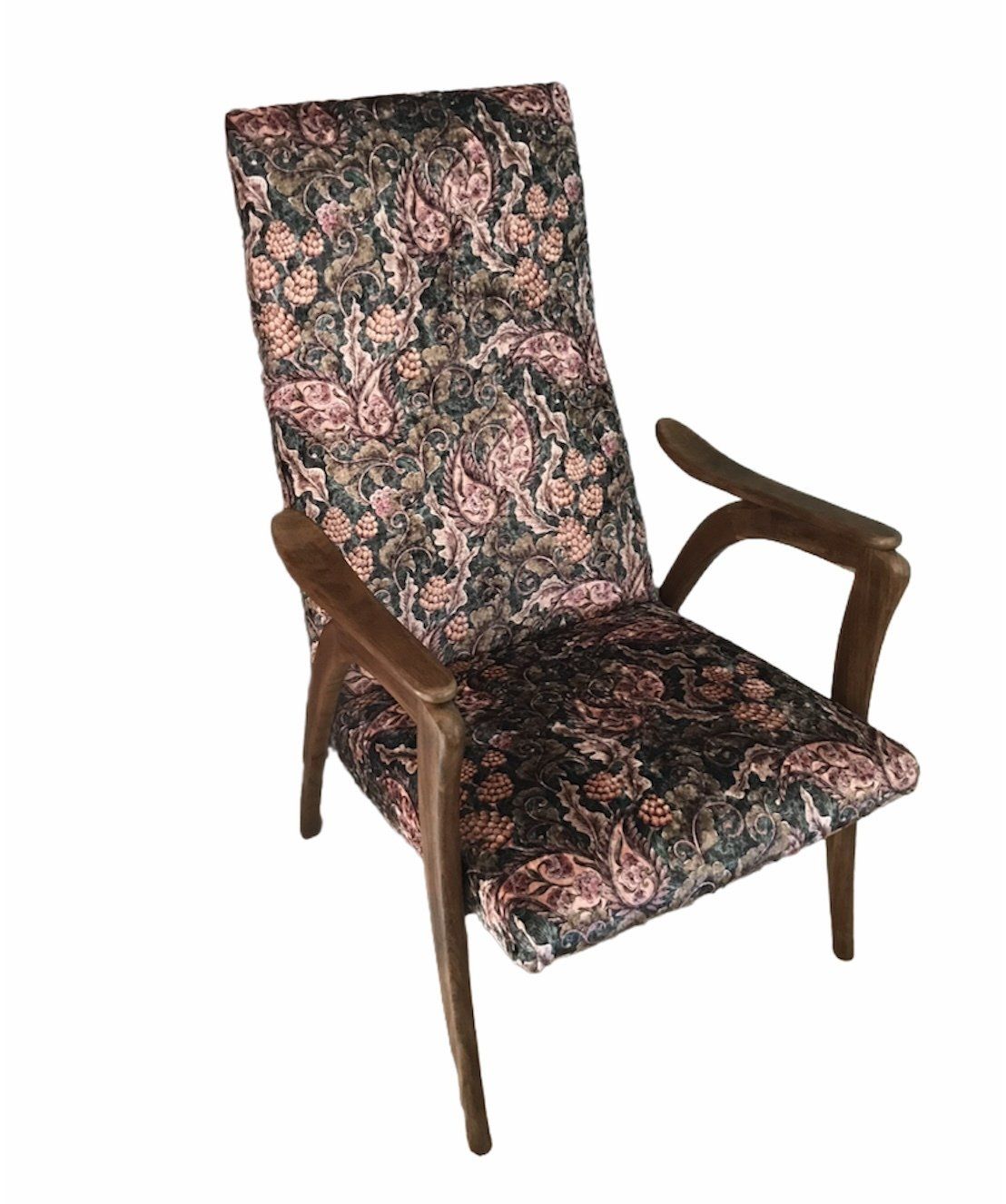Houten fauteuil met bloemenprint, hoge rugleuning en gewatteerde zitting op een witte achtergrond.