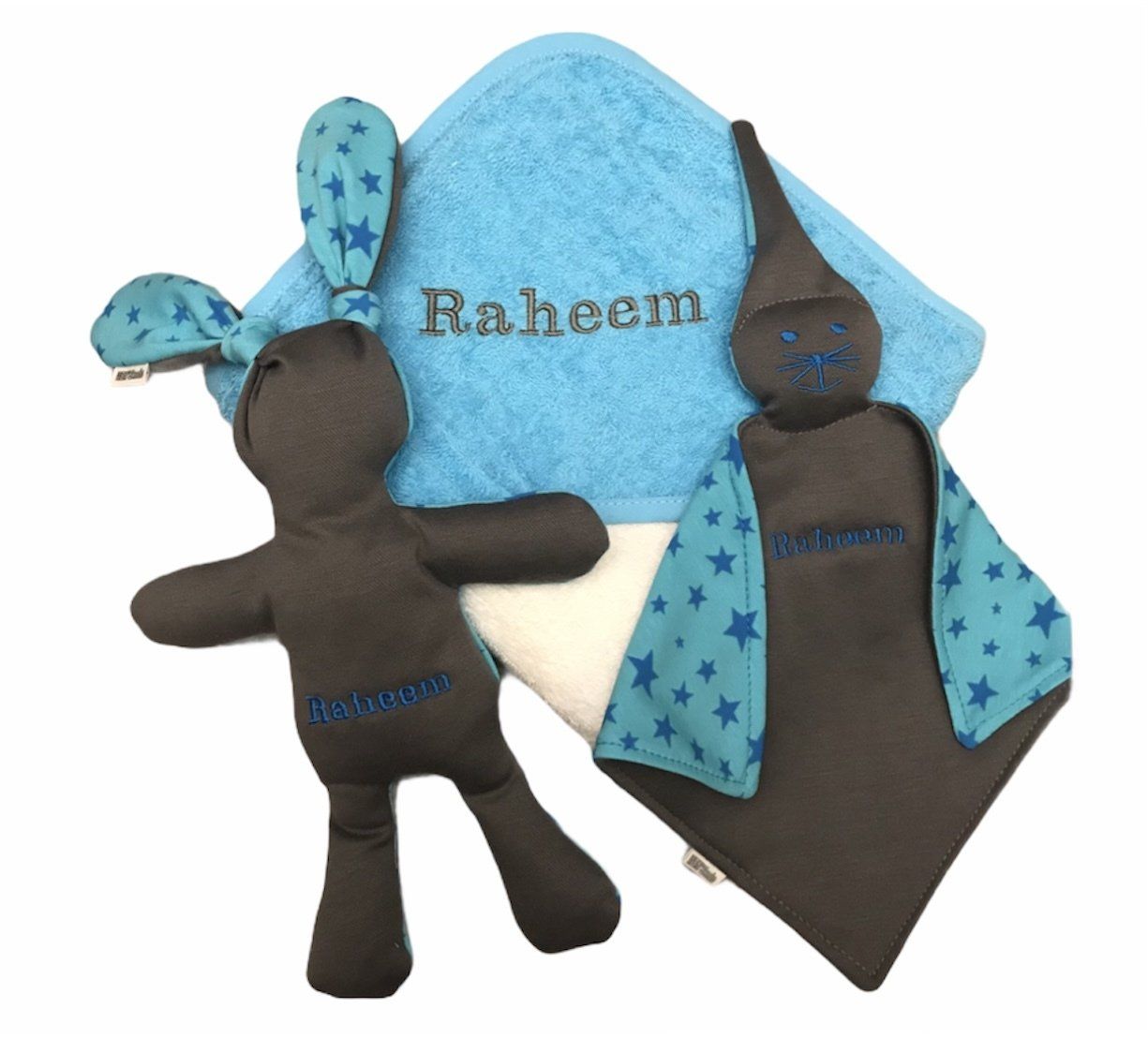 Blauwe gepersonaliseerde babydeken met bijpassend pluche konijntje en pop, beide in bruin met blauwe sterretjes.