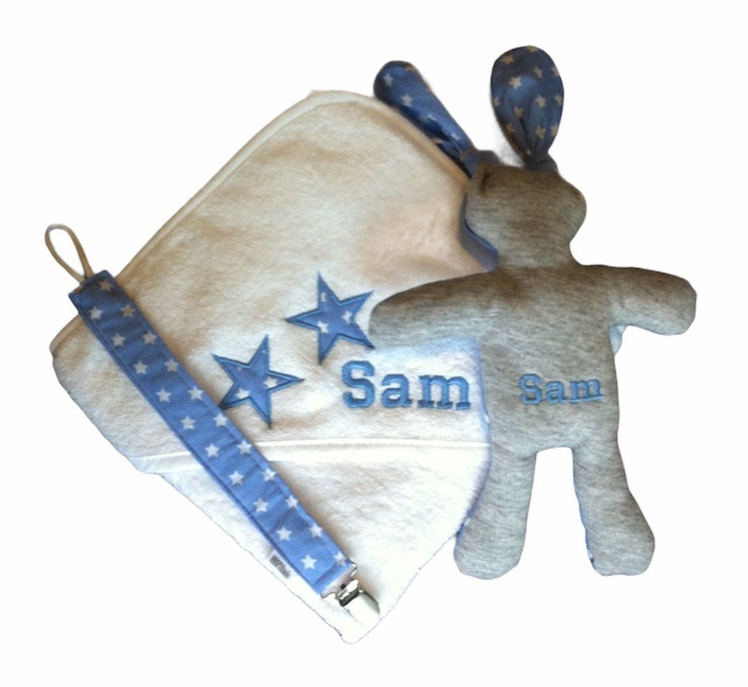 Blauw-witte babydeken en konijnenknuffel met de naam 