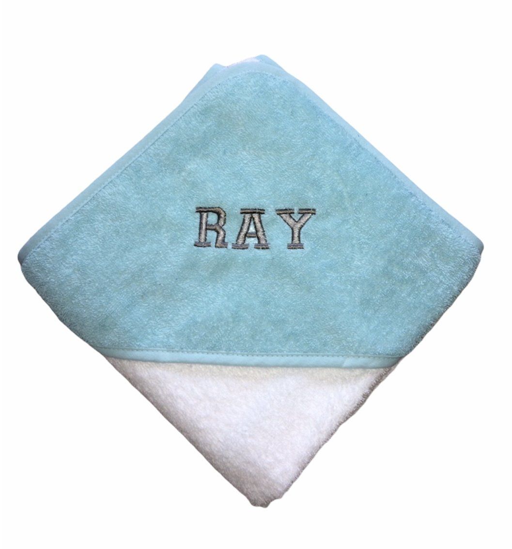 Lichtblauwe en witte ruitvormige handdoek met de naam 