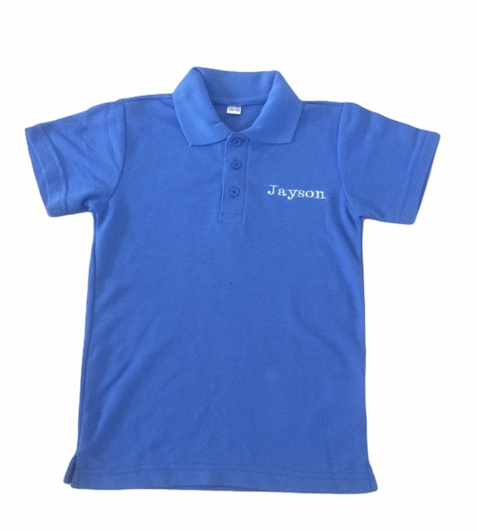 Blauwe polo met korte mouwen en een klein wit logo op de borst.