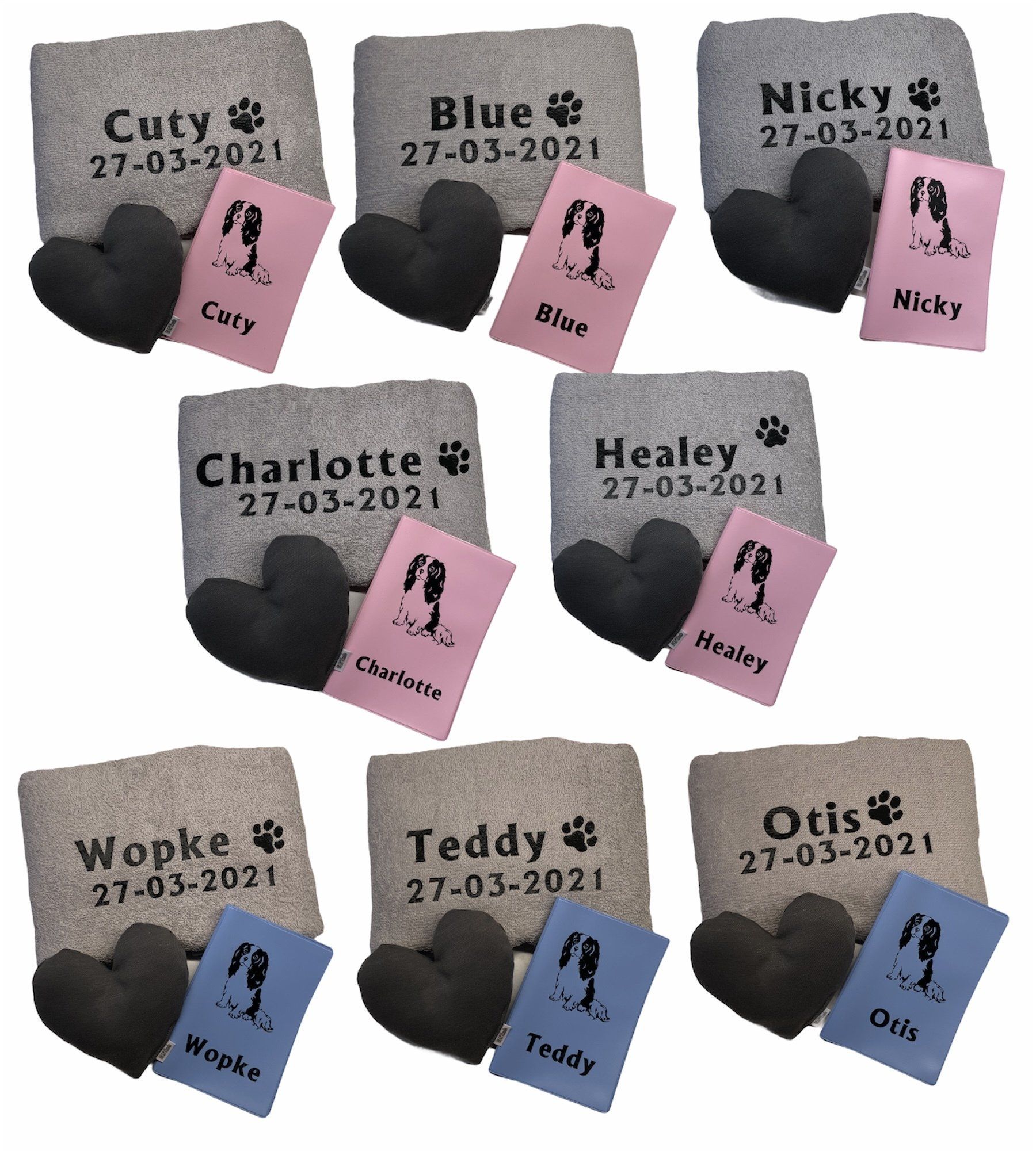 Op maat gemaakte gedenkplaten met pootafdrukken en naamplaatjes voor Cuty, Blue, Nicky, Charlotte, Healey, Wopke, Teddy en Otis.
