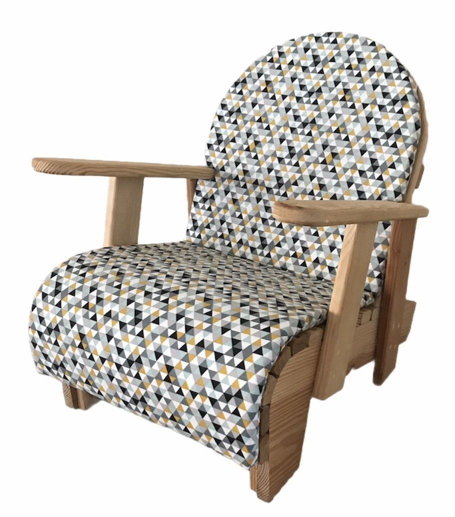 Houten fauteuil met geometrisch patroon op een witte achtergrond.