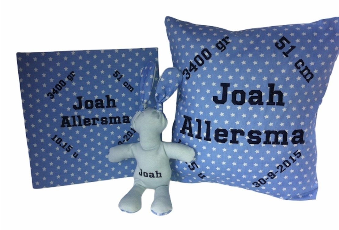 Blauwe herdenkingskussens met stippen en een pluche pop, gepersonaliseerd met 