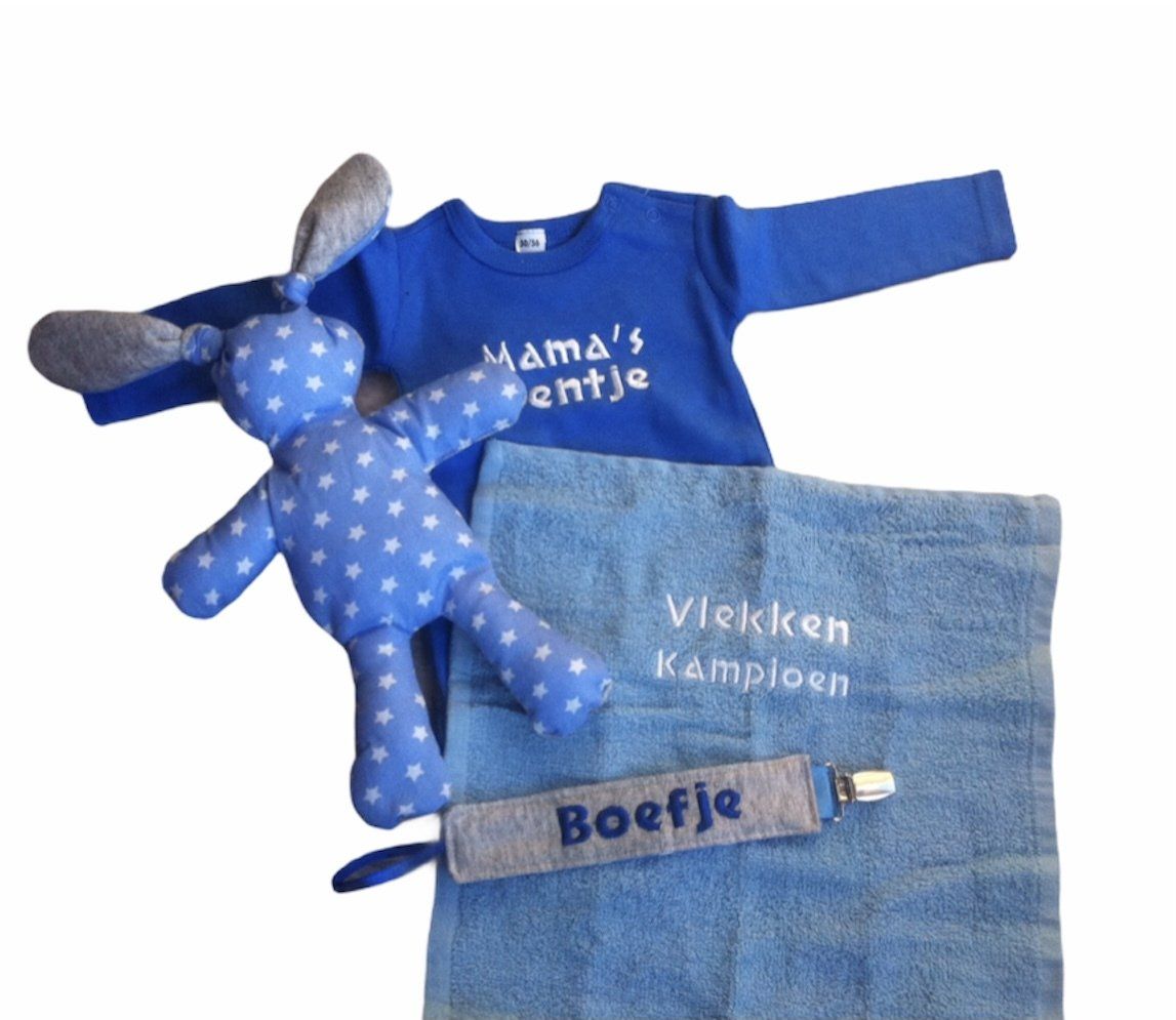 Blauw babyhemdje en spijkerbroek met een knuffelkonijntje met stippen en naampatches op de spijkerstof.