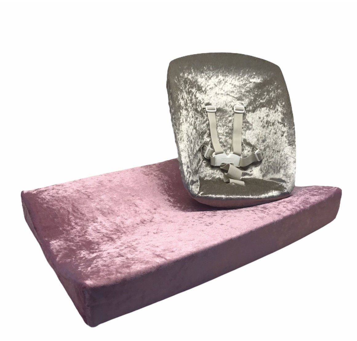 Roze blok met daarop een zilverkleurig 3D-geprint metalen onderdeel.