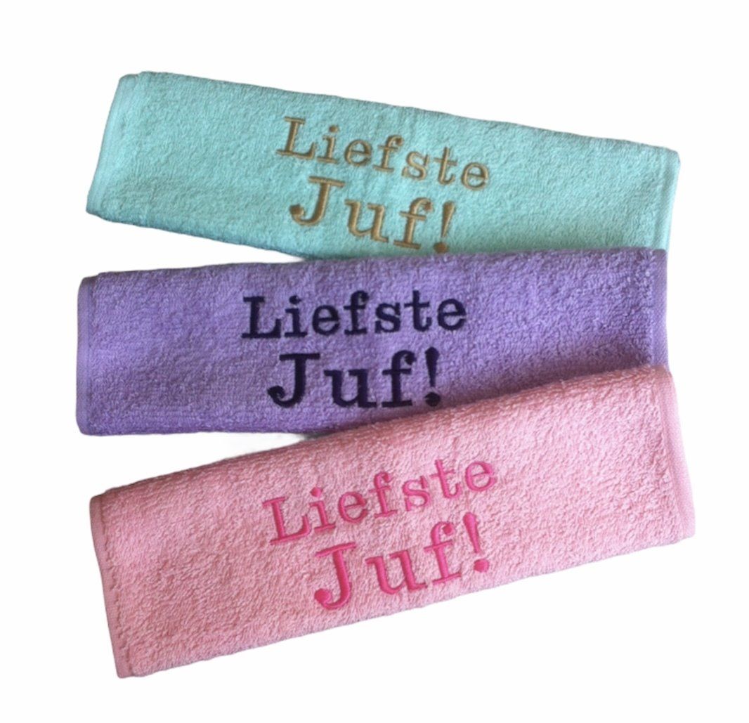 Drie kleurrijke handdoeken geborduurd met “Liefste Juf!” in het Nederlands.
