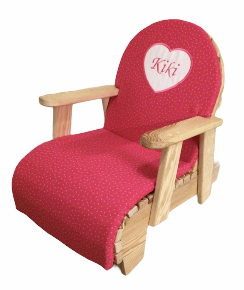 Rode, gestoffeerde kinderfauteuil met stippen, houten armleuningen en hartvormige rugleuning.