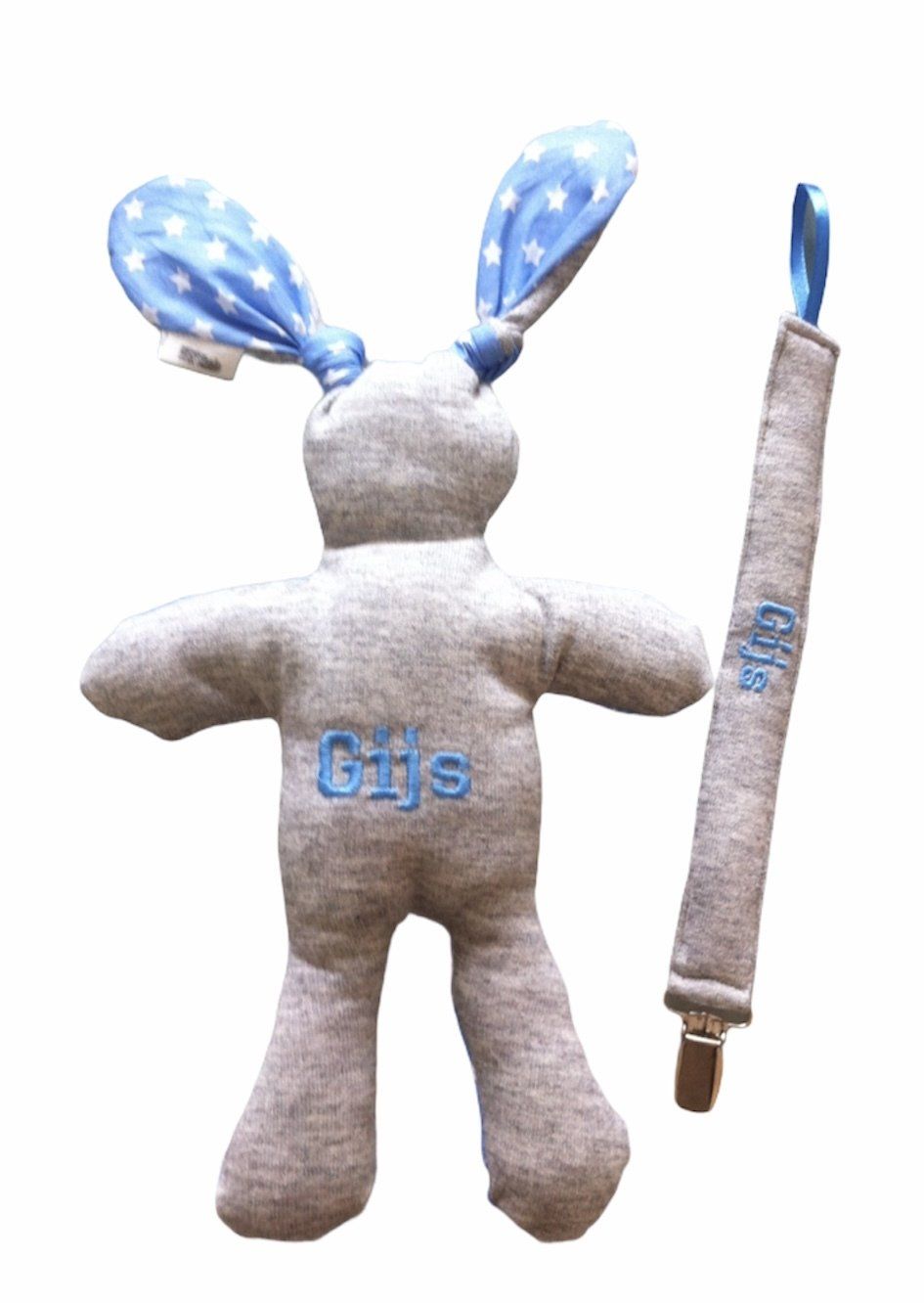 Grijze pluche konijnenknuffel met blauwe stippen op de oren en een bijpassend bandje, afgebeeld met een lang grijs bandje als accessoire.