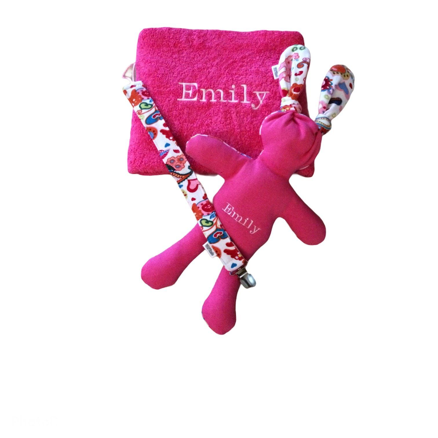 Roze gepersonaliseerde teddybeer met armen met hartjespatroon en een bijpassend geborduurd kussen, beide met de naam 