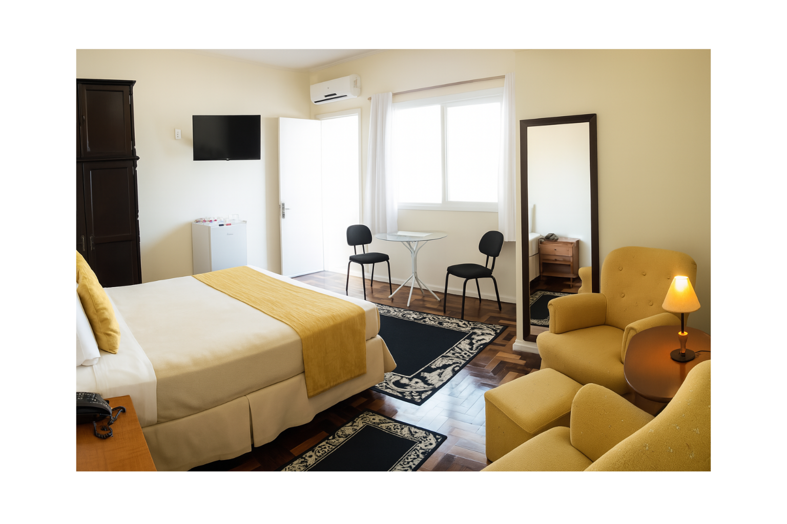 Quarto de hotel luminoso com duas camas, cadeiras junto à janela e assentos amarelo-mostarda.