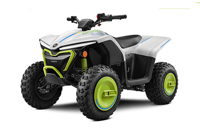 ATV elettrico bianco e nero con dettagli e pneumatici verde neon, all'aperto.