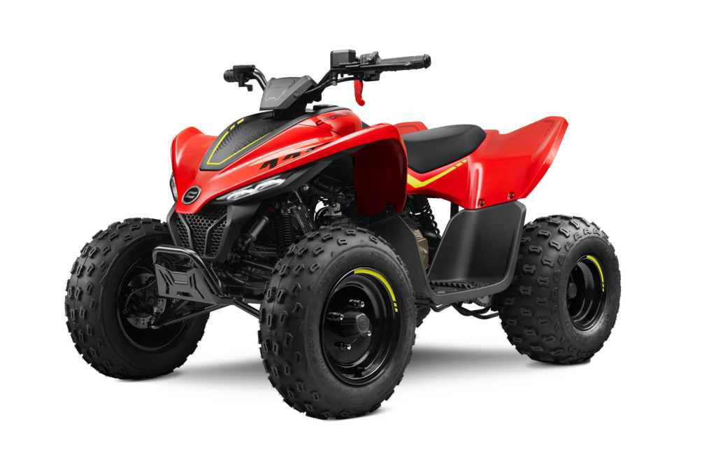 Quad rosso con ruote e pneumatici neri.