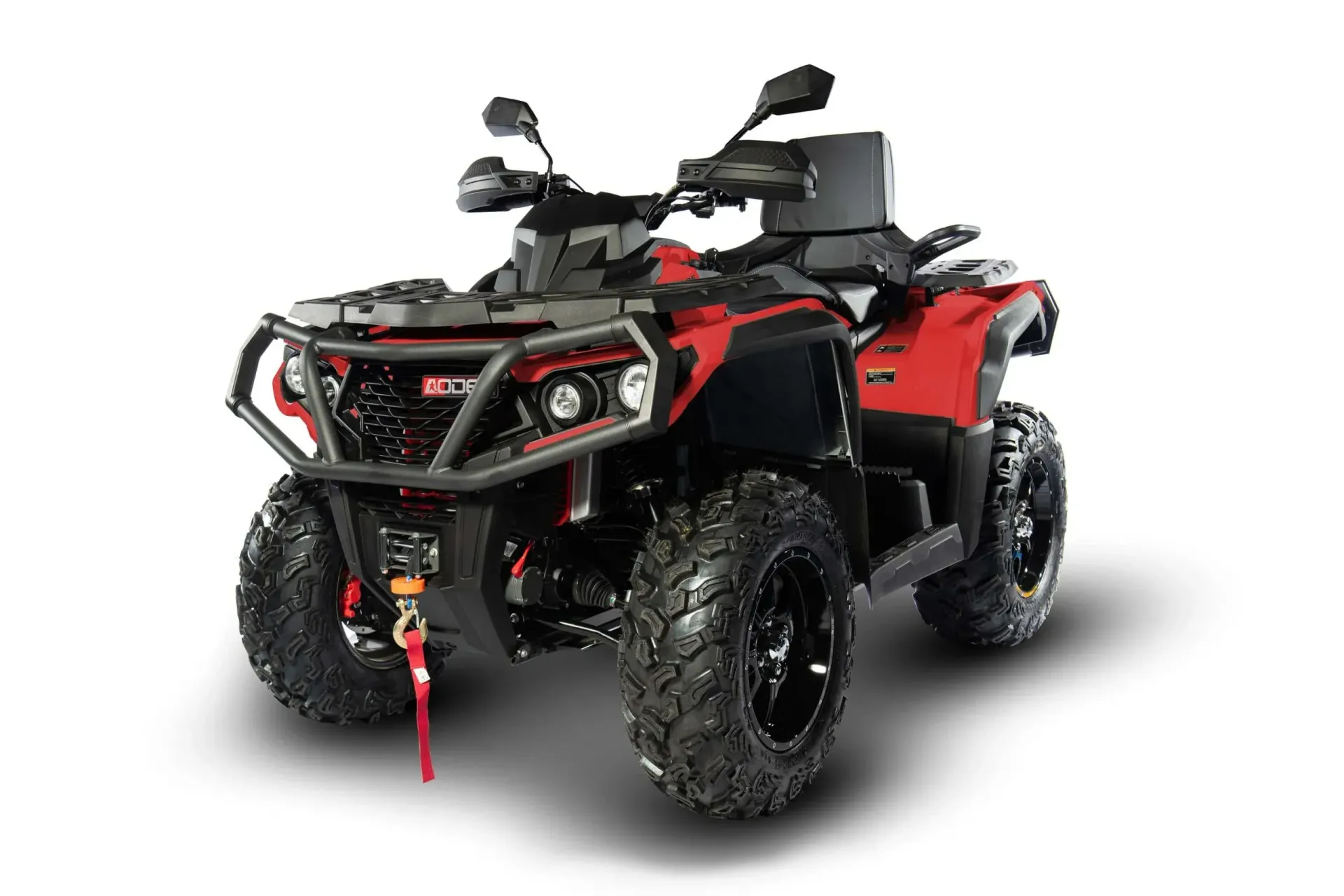ATV rosso e nero con ruote nere e paraurti anteriore, su sfondo bianco.