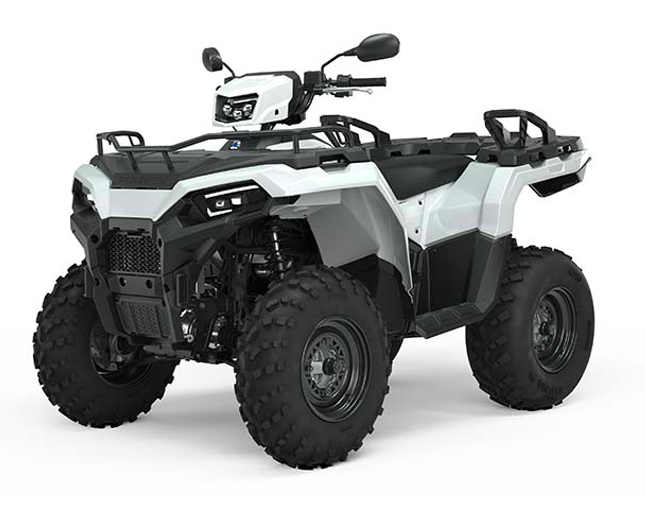 Quad bianco e nero con pneumatici di grandi dimensioni, inclinato su uno sfondo bianco.