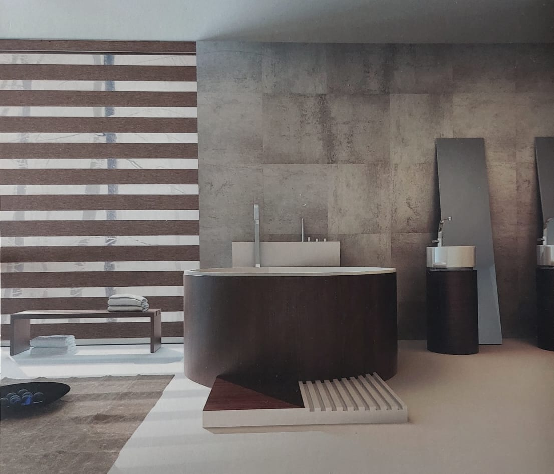 Baño moderno y minimalista con tocador de madera oscura, pared de piedra y persianas de lamas horizontales.