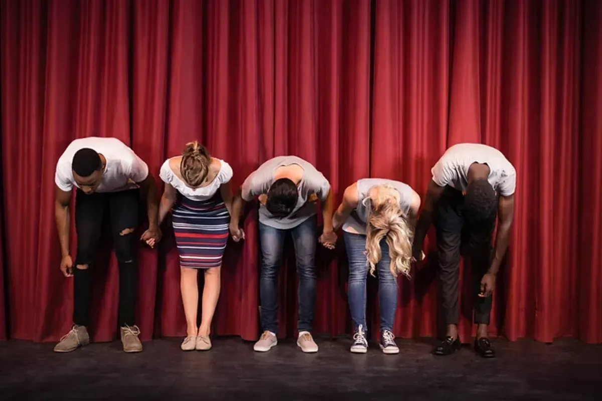 Performing bowing after a performance on stage