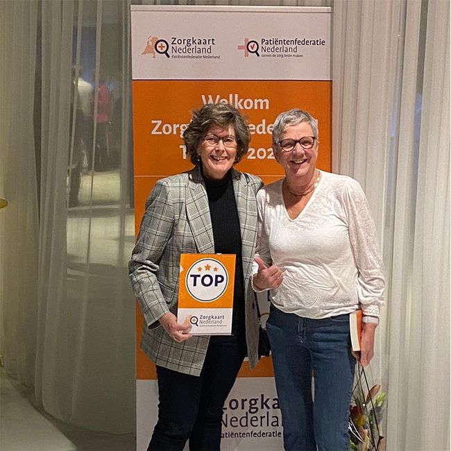 Twee vrouwen poseren met een 