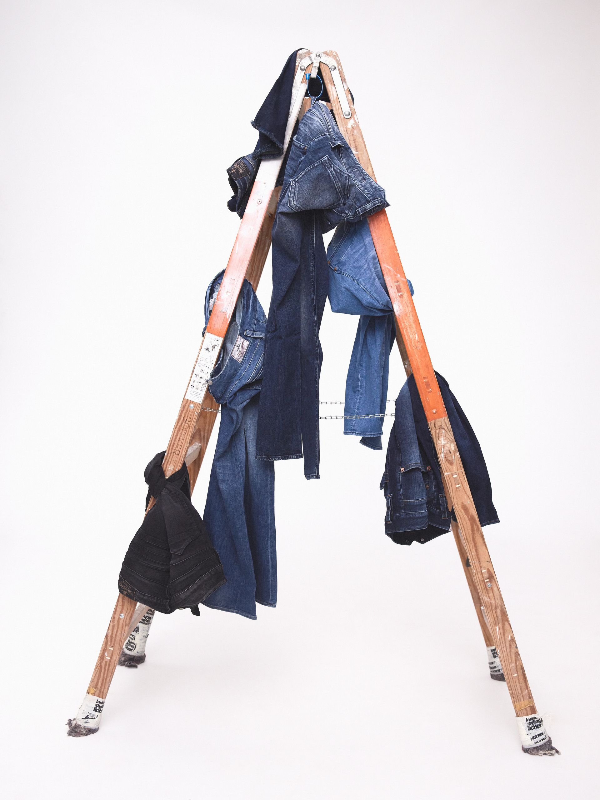 Herrlicher Jeans auf Leiter