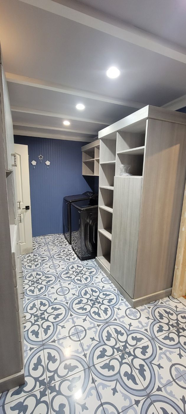 there is a washer and dryer in the laundry room .
