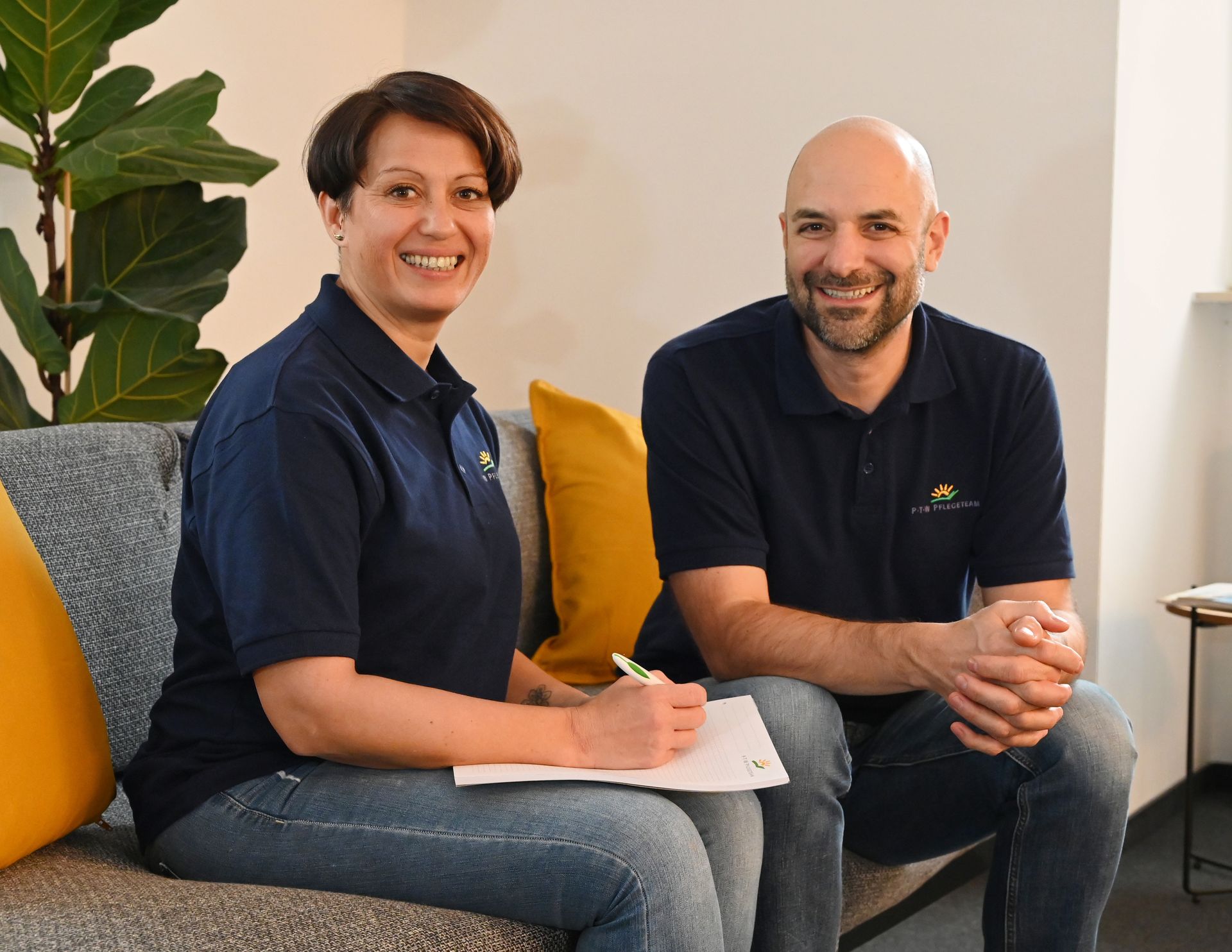 Ein Mann und eine Frau sitzen nebeneinander auf einem Sofa.