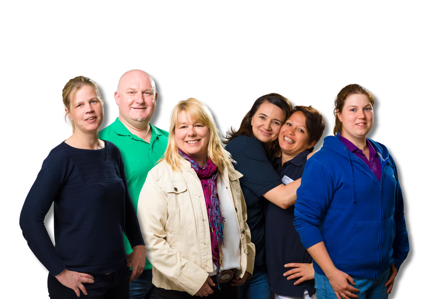 Mitarbeiter vom PTW Pflegeteam stehen vor einem weißen Hintergrund nebeneinander.