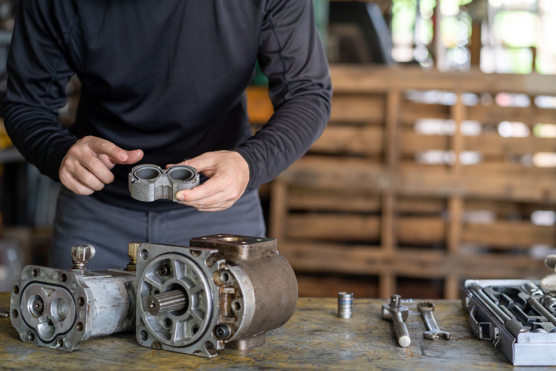 The hydraulic pump was disassembled on the workbench during repair and inspection.