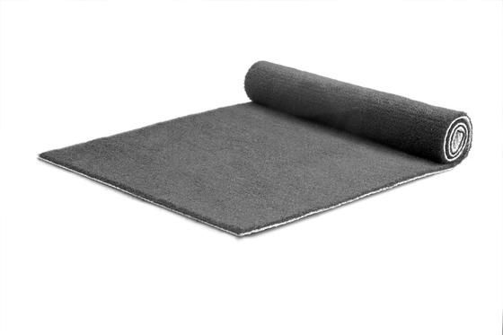 Geen loper in een standaard uitvoering, maar een loper met allure. Sommige gelegenheden vragen om een luxe loper. Speciaal hiervoor adviseren wij onze kwaliteit DALLAS.
Standaard voorzien van een folie laag en rubberen (anti-slip) rug. De kwaliteit DALLAS geeft niet af bij regen. Bovendien zijn deze luxe lopers meerdere malen te gebruiken, zelfs bij intensief gebruik.