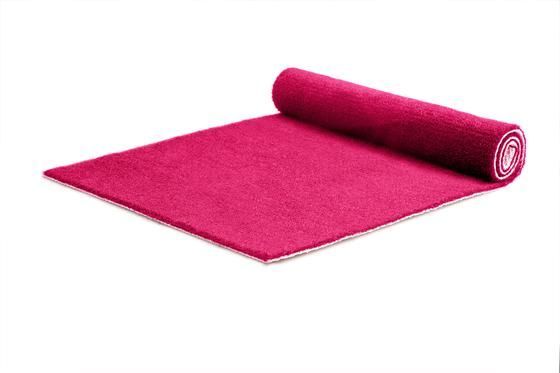 Geen loper in een standaard uitvoering, maar een loper met allure. Sommige gelegenheden vragen om een luxe loper. Speciaal hiervoor adviseren wij onze kwaliteit DALLAS.
Standaard voorzien van een folie laag en rubberen (anti-slip) rug. De kwaliteit DALLAS geeft niet af bij regen. Bovendien zijn deze luxe lopers meerdere malen te gebruiken, zelfs bij intensief gebruik.