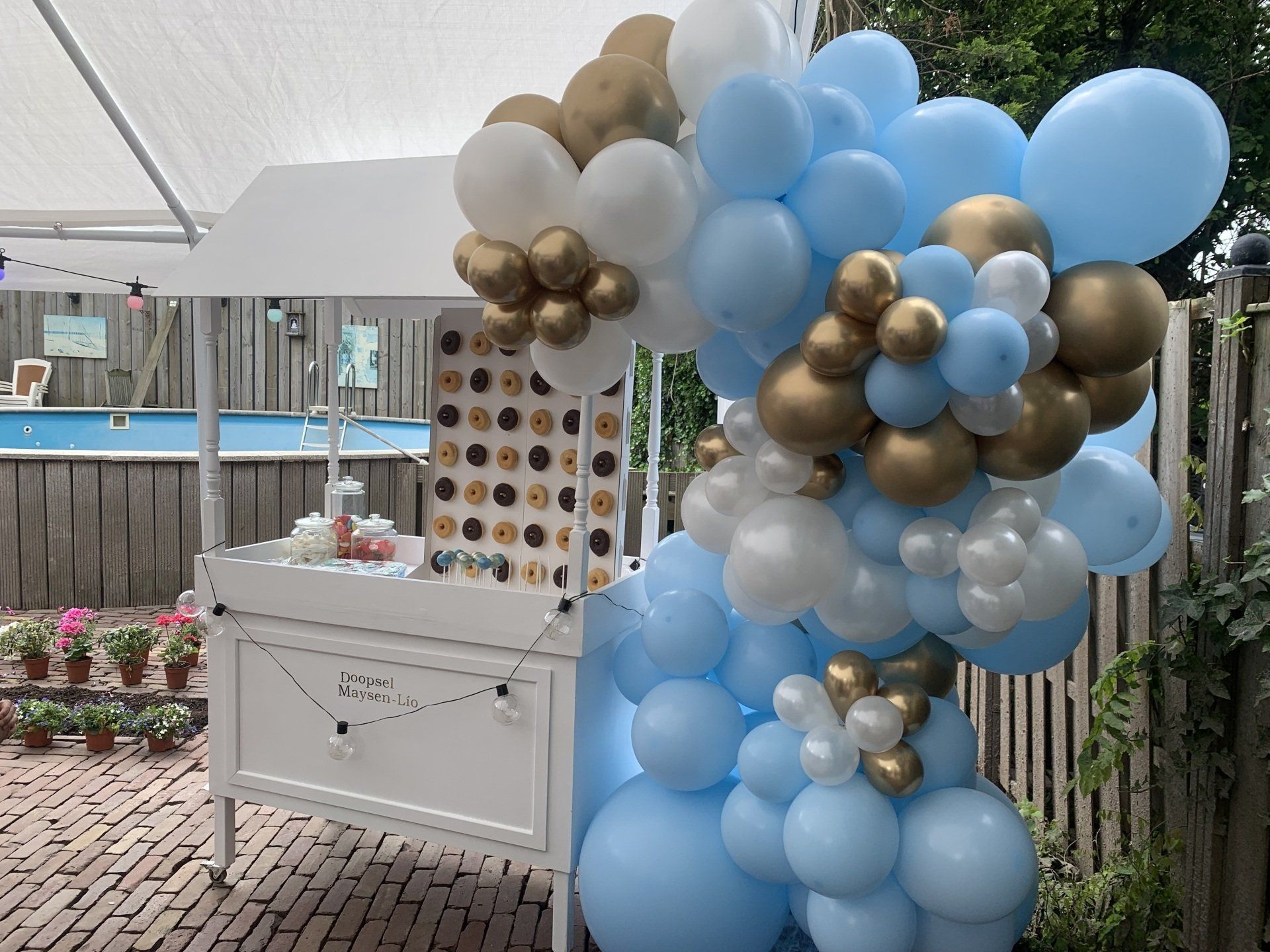 Bezig met het organiseren van een babyshower in Den Bosch of omgeving. Feest bij Keet biedt complete babyshower pakketten aan. Een losse candycart is ook te huur in Den Bosch met een organic ballonnenslinger