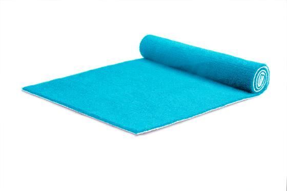 Geen loper in een standaard uitvoering, maar een loper met allure. Sommige gelegenheden vragen om een luxe loper. Speciaal hiervoor adviseren wij onze kwaliteit DALLAS.
Standaard voorzien van een folie laag en rubberen (anti-slip) rug. De kwaliteit DALLAS geeft niet af bij regen. Bovendien zijn deze luxe lopers meerdere malen te gebruiken, zelfs bij intensief gebruik.