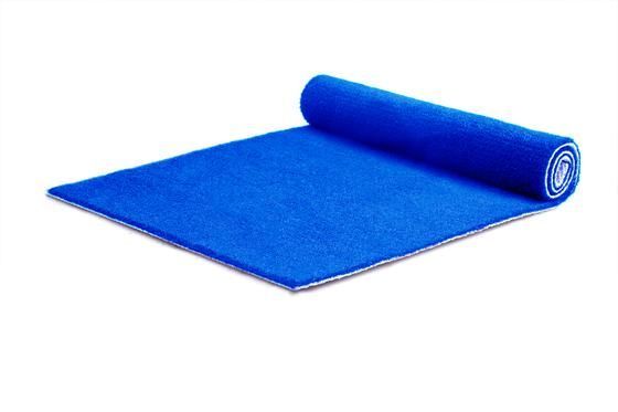 Geen loper in een standaard uitvoering, maar een loper met allure. Sommige gelegenheden vragen om een luxe loper. Speciaal hiervoor adviseren wij onze kwaliteit DALLAS.
Standaard voorzien van een folie laag en rubberen (anti-slip) rug. De kwaliteit DALLAS geeft niet af bij regen. Bovendien zijn deze luxe lopers meerdere malen te gebruiken, zelfs bij intensief gebruik.