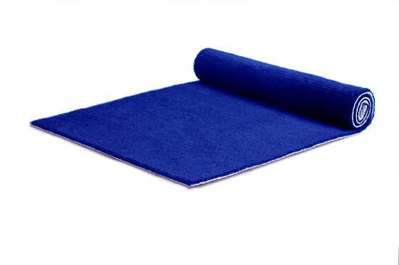 Geen loper in een standaard uitvoering, maar een loper met allure. Sommige gelegenheden vragen om een luxe loper. Speciaal hiervoor adviseren wij onze kwaliteit DALLAS.
Standaard voorzien van een folie laag en rubberen (anti-slip) rug. De kwaliteit DALLAS geeft niet af bij regen. Bovendien zijn deze luxe lopers meerdere malen te gebruiken, zelfs bij intensief gebruik.