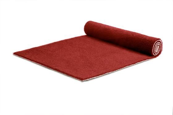 Geen loper in een standaard uitvoering, maar een loper met allure. Sommige gelegenheden vragen om een luxe loper. Speciaal hiervoor adviseren wij onze kwaliteit DALLAS.
Standaard voorzien van een folie laag en rubberen (anti-slip) rug. De kwaliteit DALLAS geeft niet af bij regen. Bovendien zijn deze luxe lopers meerdere malen te gebruiken, zelfs bij intensief gebruik.