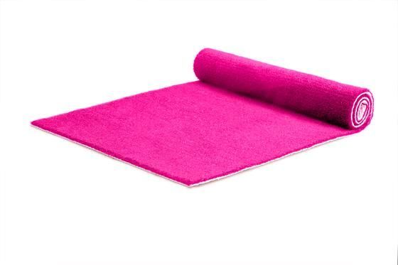 Geen loper in een standaard uitvoering, maar een loper met allure. Sommige gelegenheden vragen om een luxe loper. Speciaal hiervoor adviseren wij onze kwaliteit DALLAS.
Standaard voorzien van een folie laag en rubberen (anti-slip) rug. De kwaliteit DALLAS geeft niet af bij regen. Bovendien zijn deze luxe lopers meerdere malen te gebruiken, zelfs bij intensief gebruik.