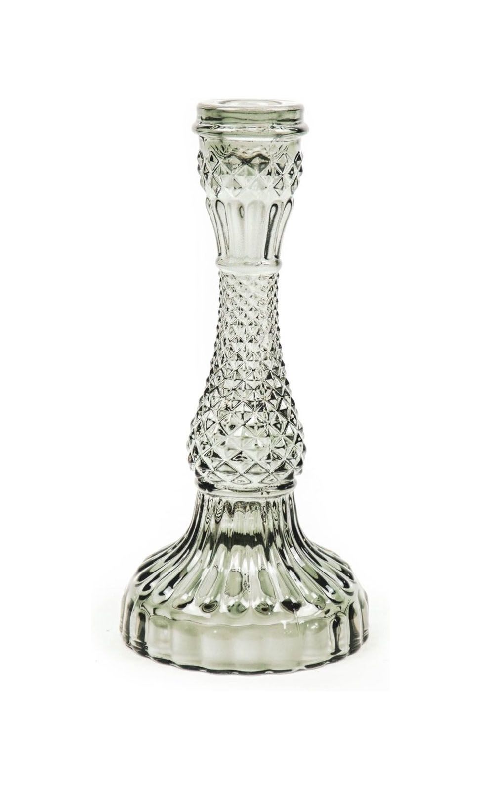Deze glazen kandelaren lijken van kristal, zijn heel elegant en ze passen bij elk interieur. Mooi voor op de eettafel met een gezellig diner met vrienden en familie of op het dressoir voor extra sfeer.
Belangrijke kenmerken: - Gemaakt van glas - Afmeting:10x21cm
