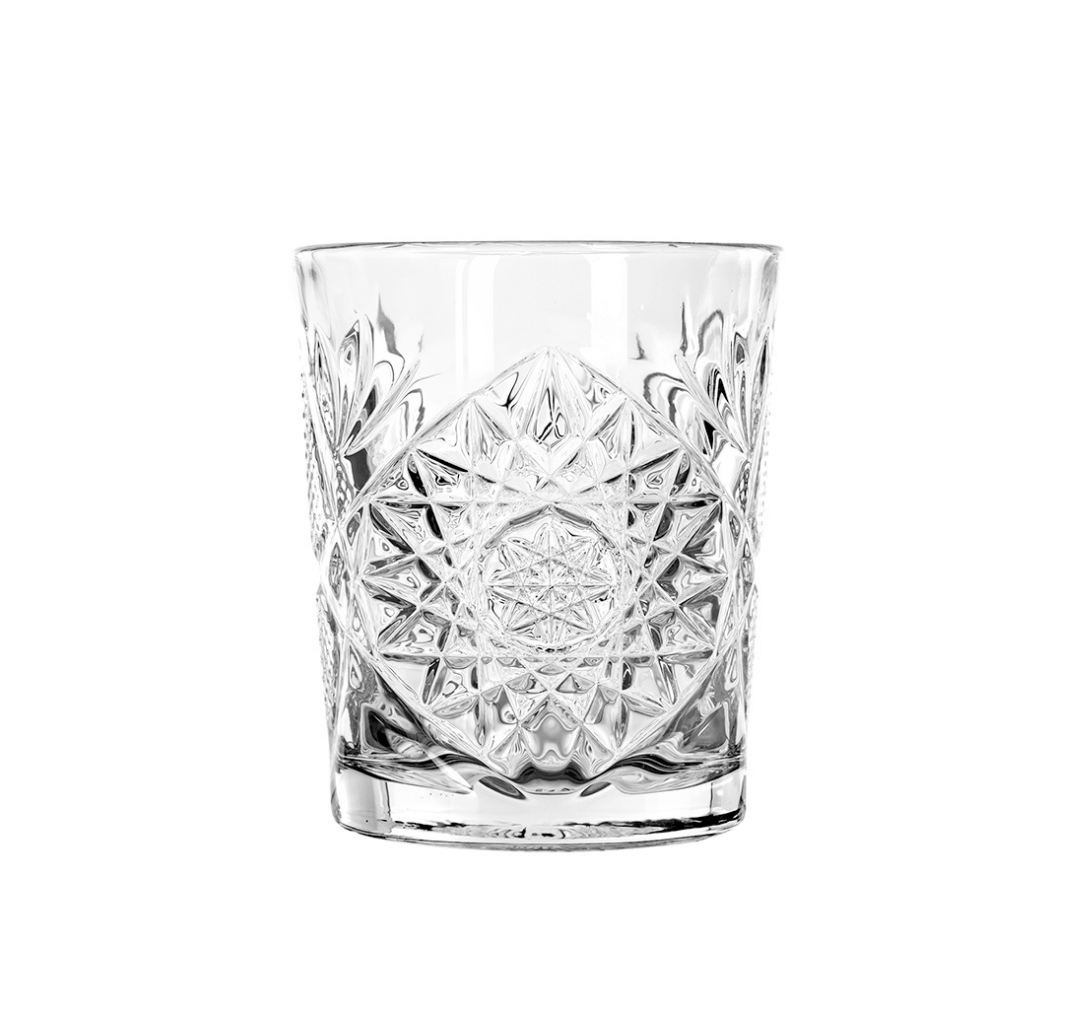 Bij Feest bij Keet huur je glazen voor iedere gelegenheid. Dit klassieke model glas is een must op tafel of tijdens een borrel. Dit glas heeft een kristallen patroon. Schenk er bijvoorbeeld water uit of heerlijke cocktails. Het glas heeft een inhoud van 35 cl. 